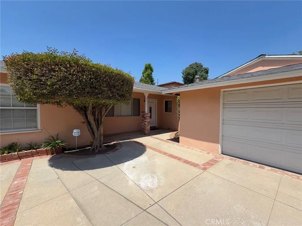 Photo of 6927 Costello AVE, Van Nuys, CA 91405 (MLS # SR26101202)