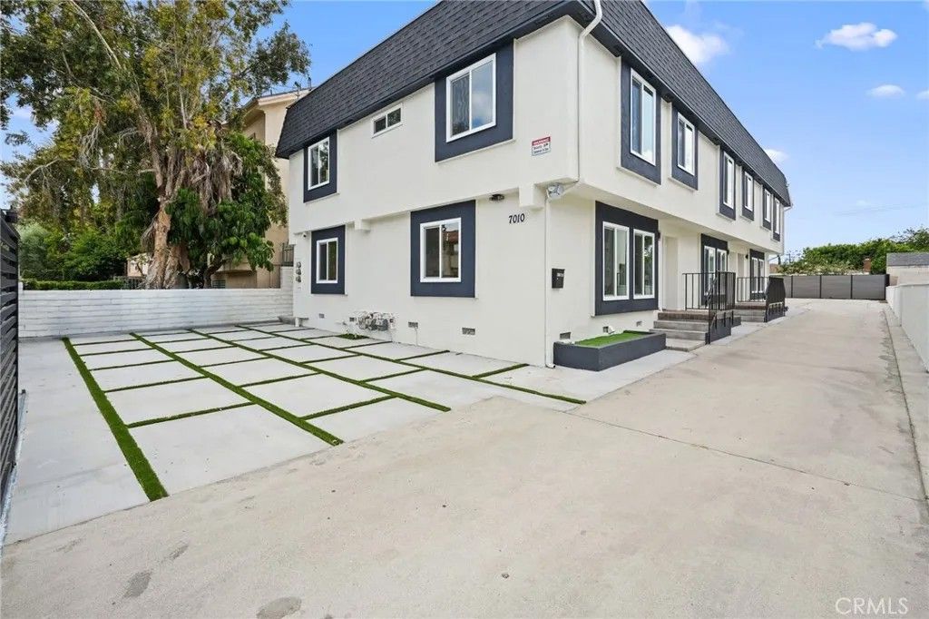 Photo of 7010 Lennox Avenue #B, Van Nuys, CA 91405 (MLS # SR26041043)