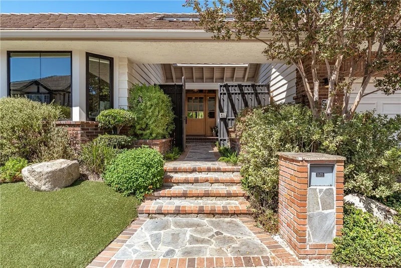 5959 Woodland View Drive