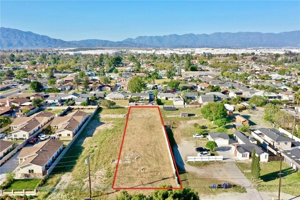 Photo of 17562 Court St, Fontana, CA 92336 (MLS # PW26055467)