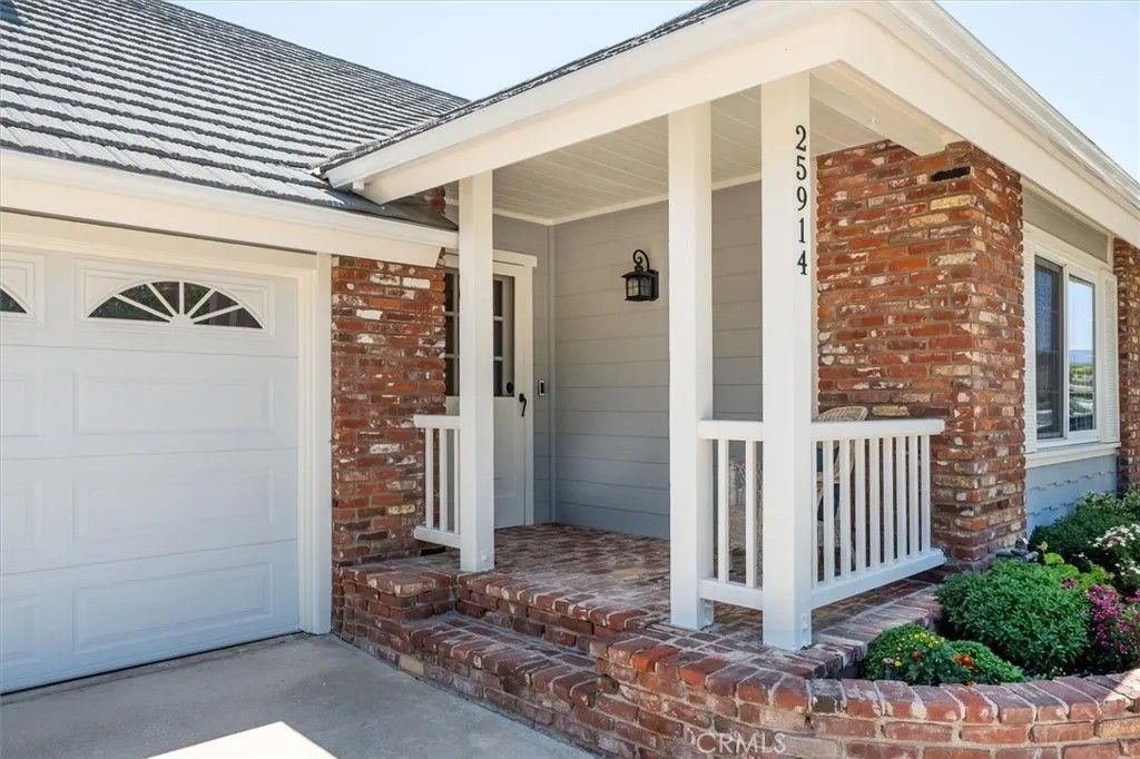 Photo of 25914 Mendoza Dr, Valencia, CA 91355 (MLS # SR26083784)