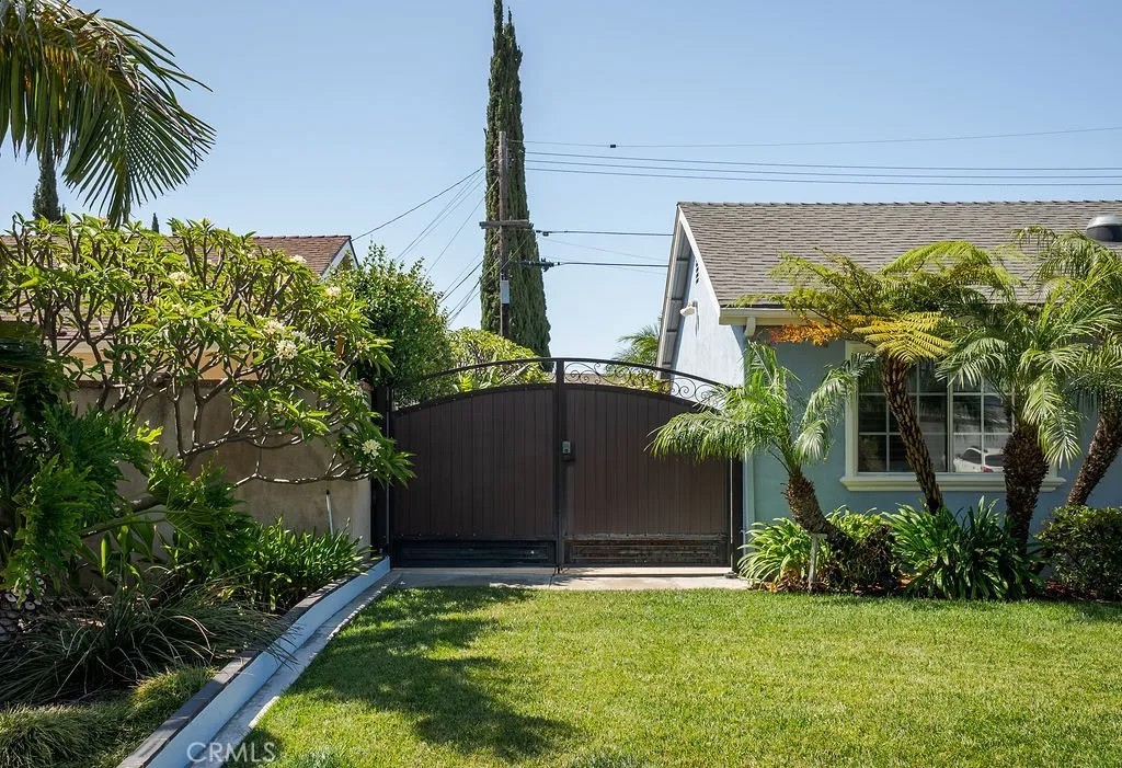 2914 E Lomita