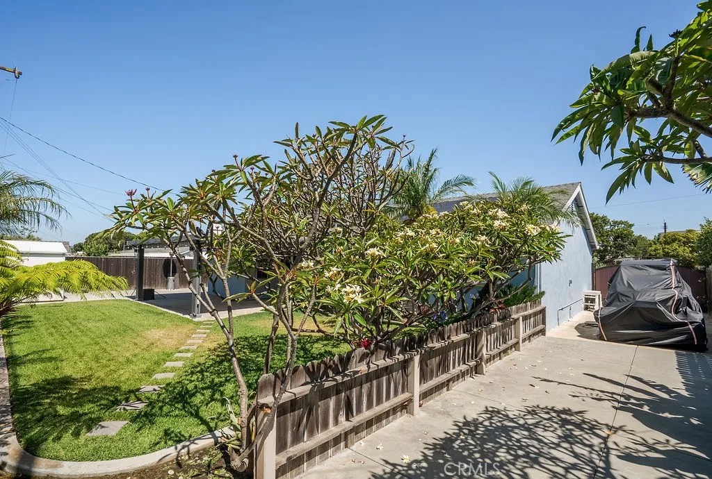2914 E Lomita
