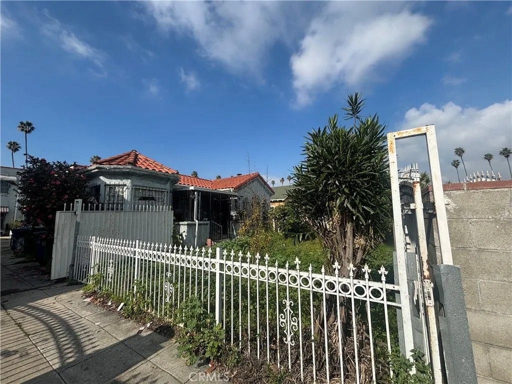 Photo of 4241 Arlington, Los Angeles, CA 90008 (MLS # DW26039020)