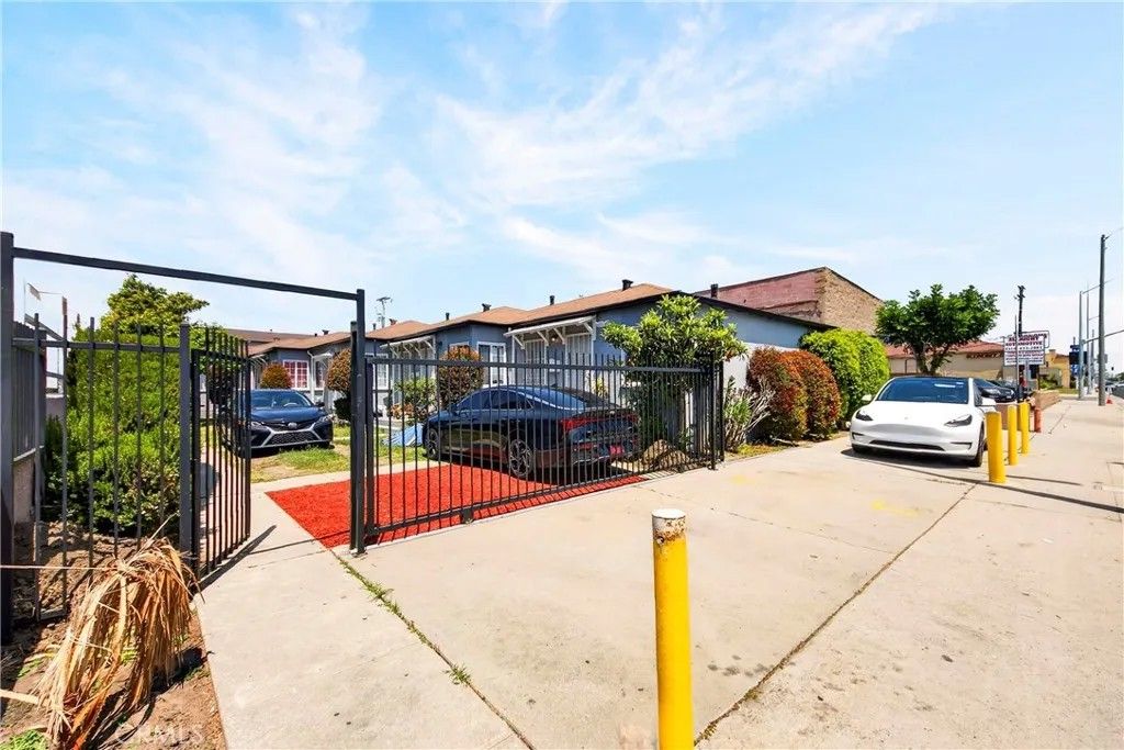 Photo of 511 W Manchester BLVD, Inglewood, CA 90301 (MLS # PW26097258)