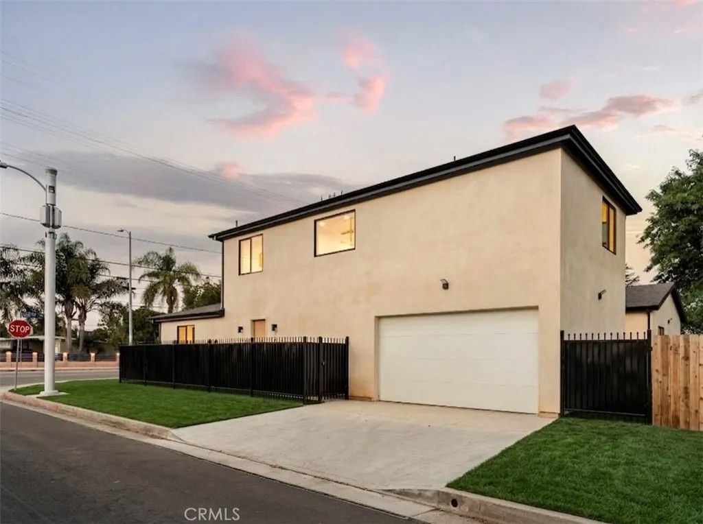 Photo of 17852 Saticoy Street, Reseda, CA 91335 (MLS # SR26066142)