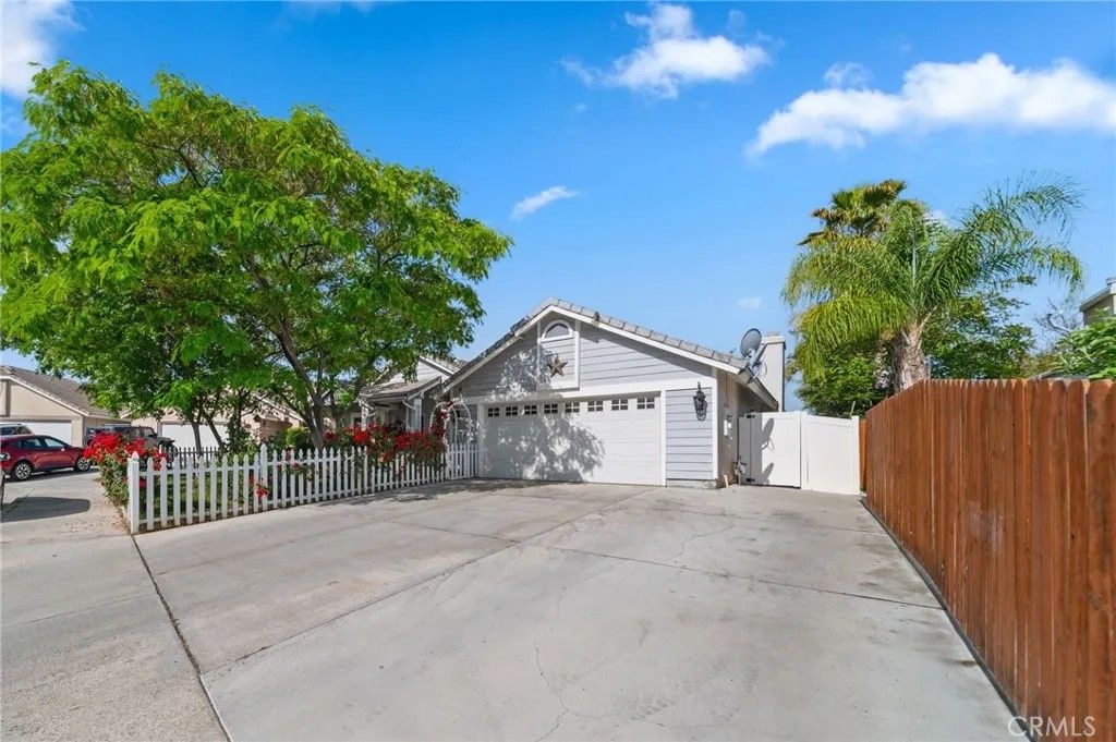 Photo of 44511 Galicia Dr, Hemet, CA 92544 (MLS # SW26007867)