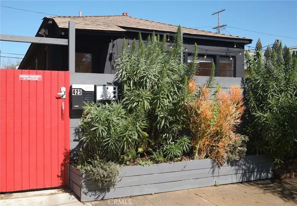 Photo of 425 Venice Way, Venice, CA 90291 (MLS # CV26055778)