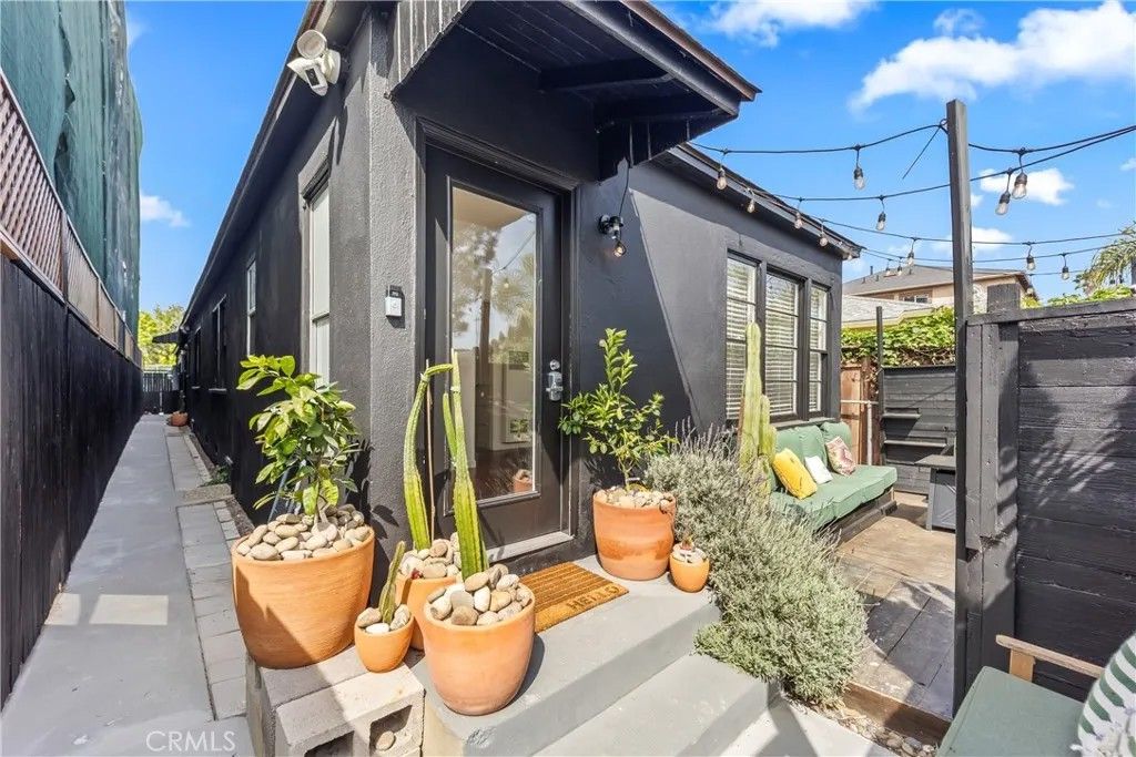 Photo of 425 Venice Way, Venice, CA 90291 (MLS # CV26055778)