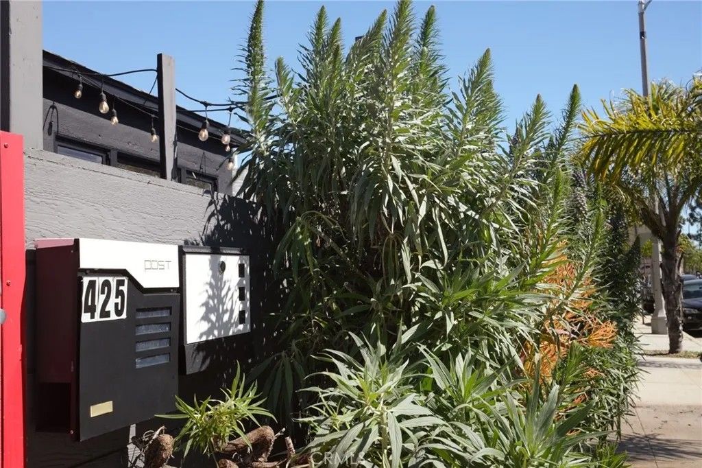 Photo of 425 Venice Way, Venice, CA 90291 (MLS # CV26055778)