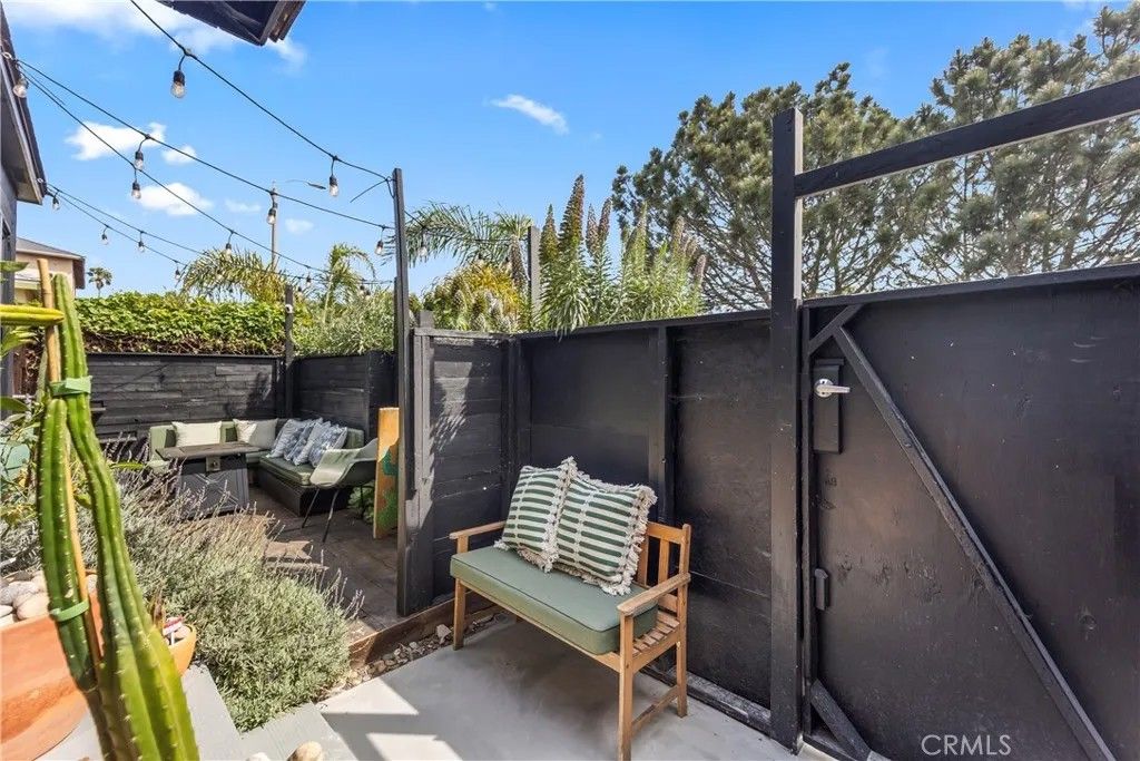 Photo of 425 Venice Way, Venice, CA 90291 (MLS # CV26055778)