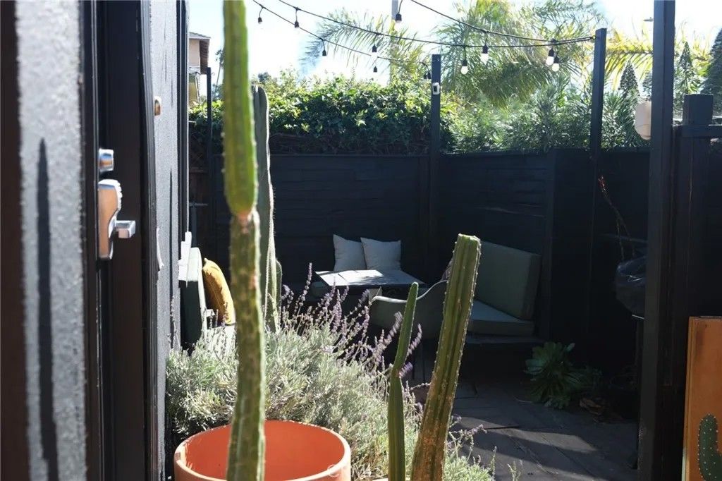 Photo of 425 Venice Way, Venice, CA 90291 (MLS # CV26055778)