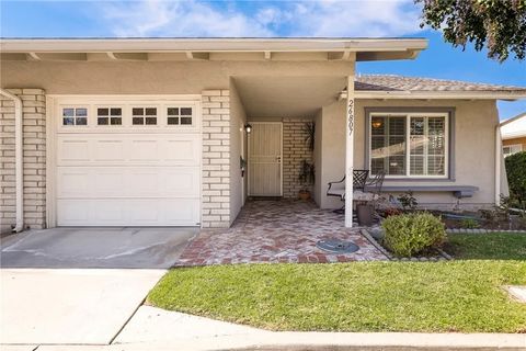 Photo of 26807 Circle Of The Oaks, Newhall, CA 91321 (MLS # SR26041653)