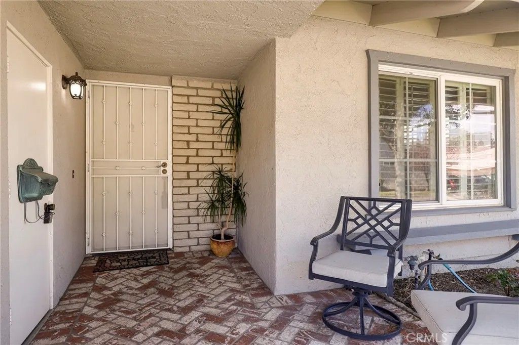 Photo of 26807 Circle Of The Oaks, Newhall, CA 91321 (MLS # SR26041653)