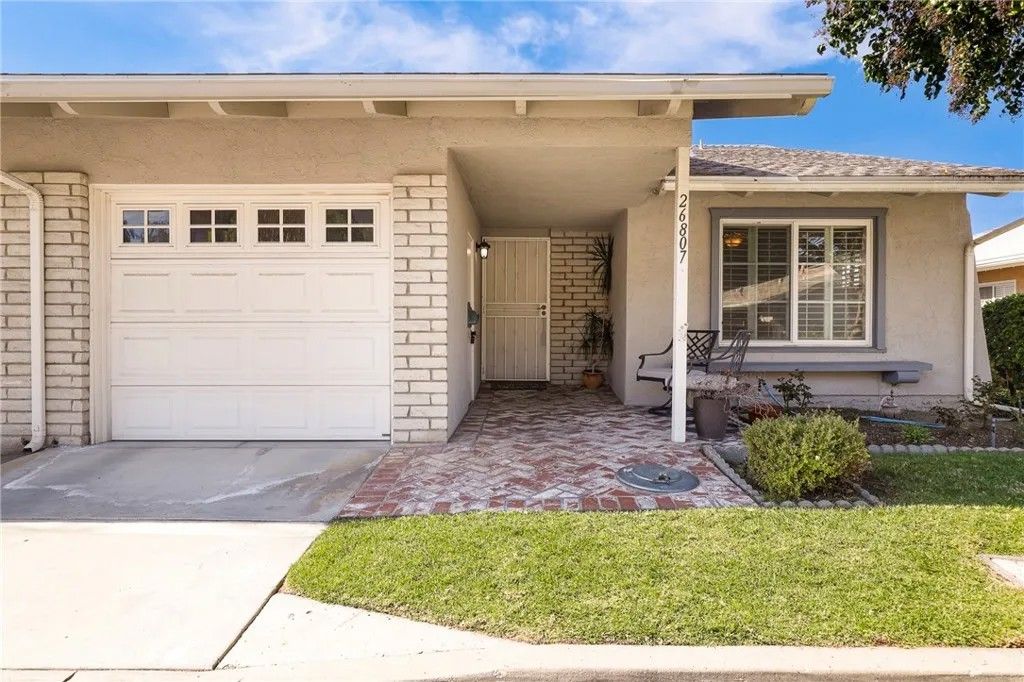 Photo of 26807 Circle Of The Oaks, Newhall, CA 91321 (MLS # SR26041653)