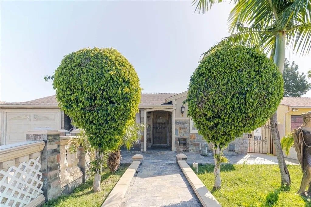 Photo of 2138 N Frederic Street, Burbank, CA 91504 (MLS # GD26052334)