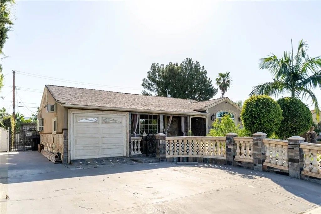 Photo of 2138 N Frederic Street, Burbank, CA 91504 (MLS # GD26052334)