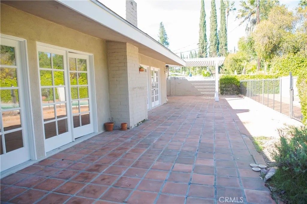 Photo of 5200 Valley Circle Boulevard, Woodland Hills, CA 91367 (MLS # SR26012141)
