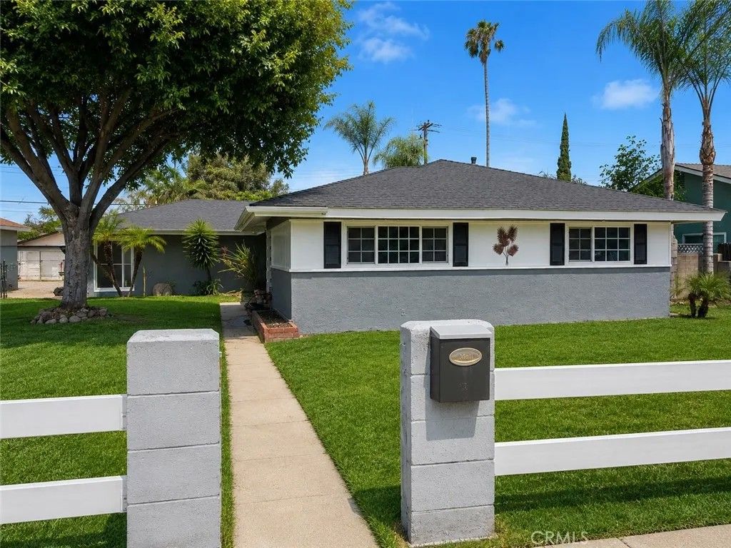 Photo of 318 E Gladstone Street, San Dimas, CA 91773 (MLS # SW26113288)