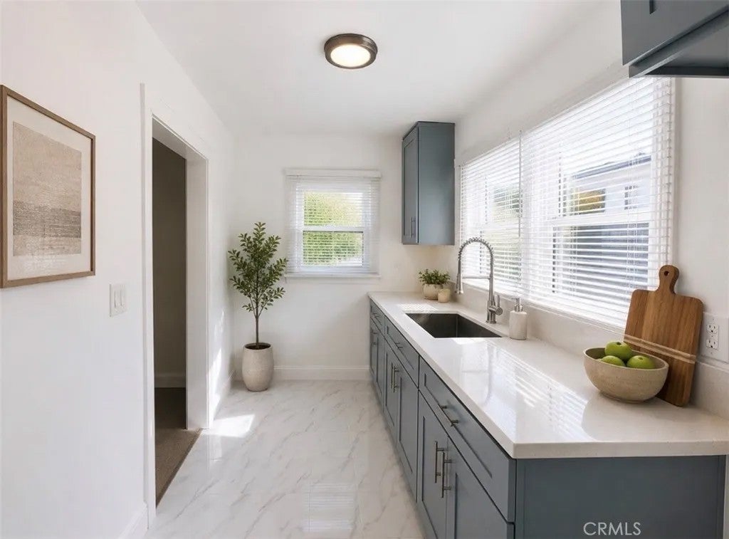 4215 S Budlong