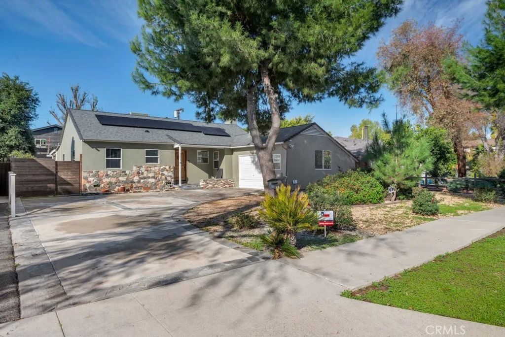 Photo of 7113 Encino Avenue, Lake Balboa, CA 91406 (MLS # SR26003296)