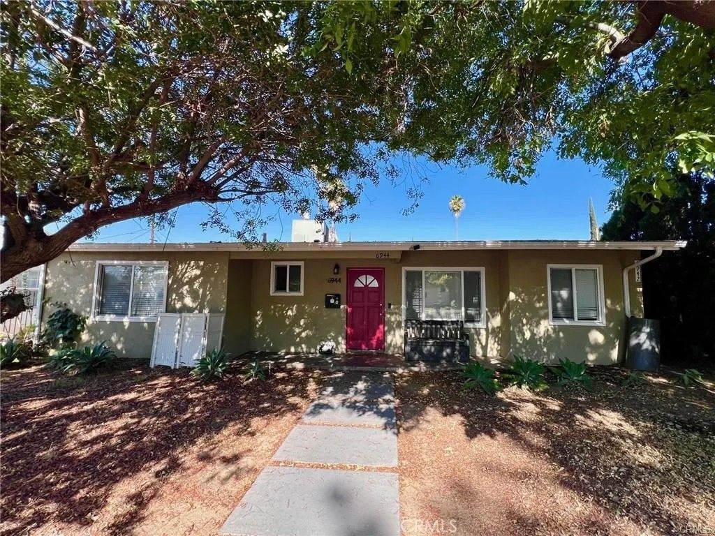 Photo of 6944 Aura Avenue, Reseda, CA 91335 (MLS # SR26020525)
