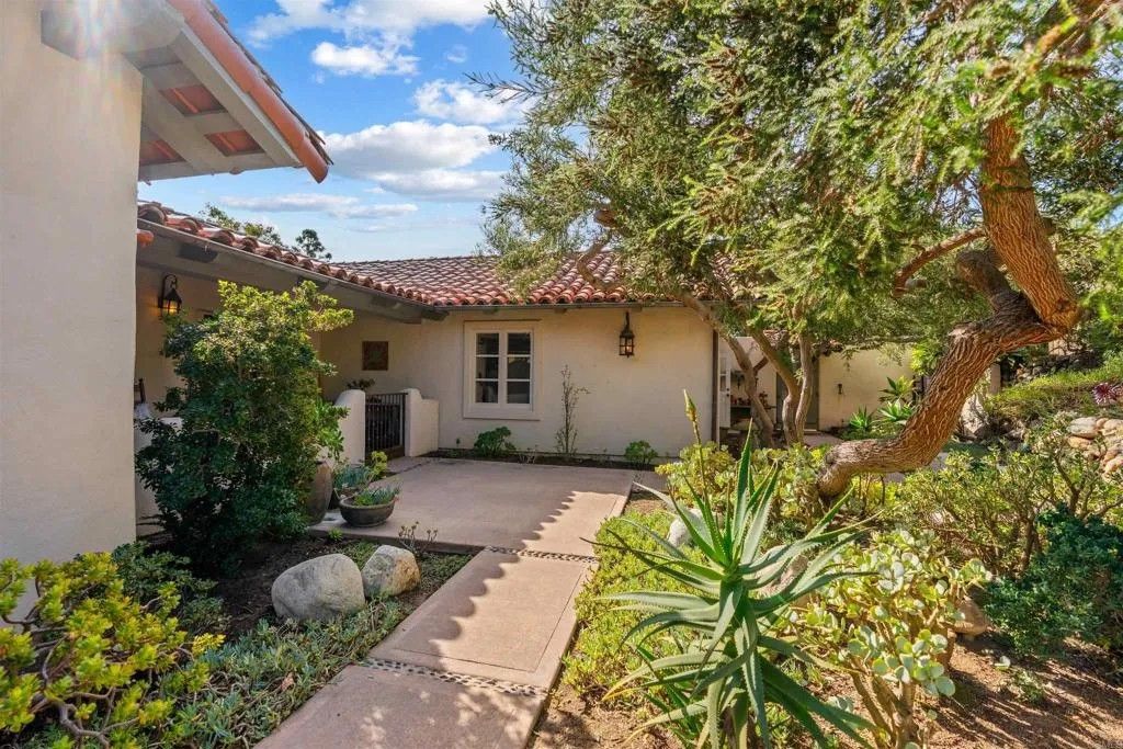 Photo of 6013 La Flecha, Rancho Santa Fe, CA 92067 (MLS # NDP2601202)
