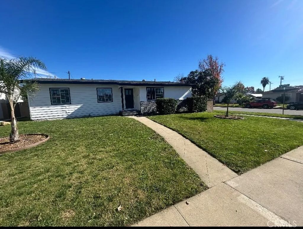 Photo of 856 Altura Way, Upland, CA 91786 (MLS # SW26006572)