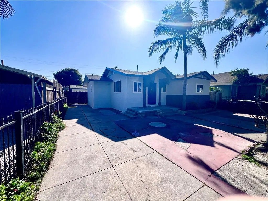 Photo of 1026 W Pine St, Santa Ana, CA 92703 (MLS # TR26000787)