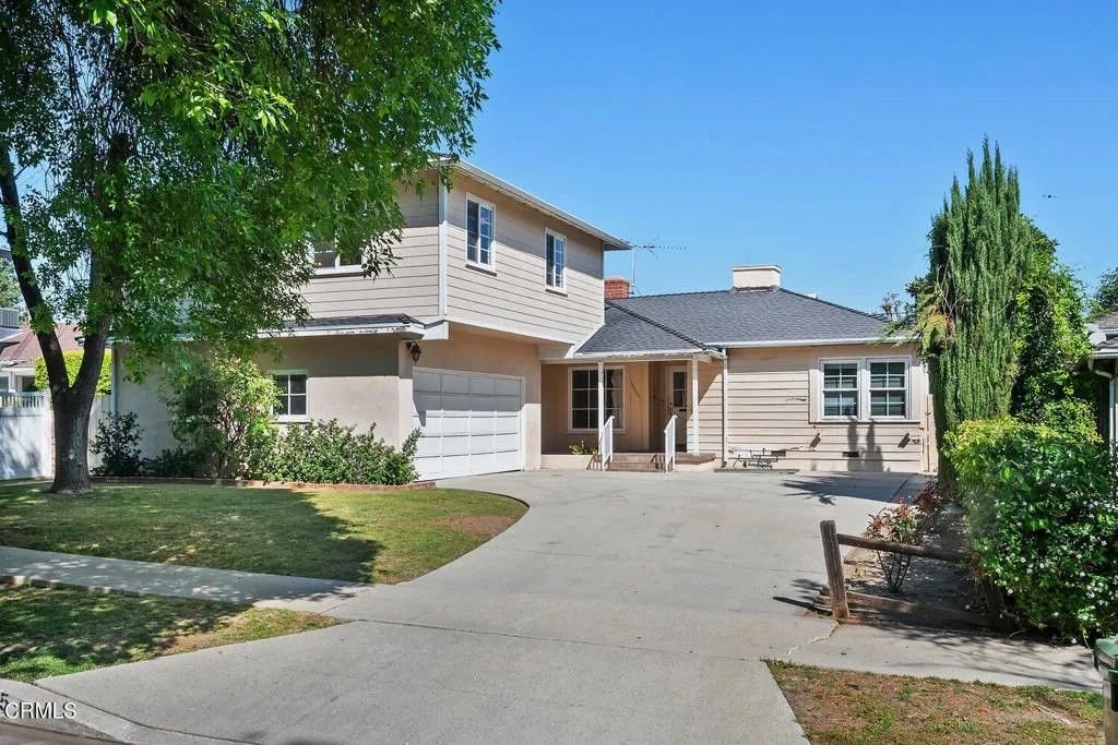 Photo of 17835 Tarzana Street, Los Angeles, CA 91316 (MLS # V1-35469)