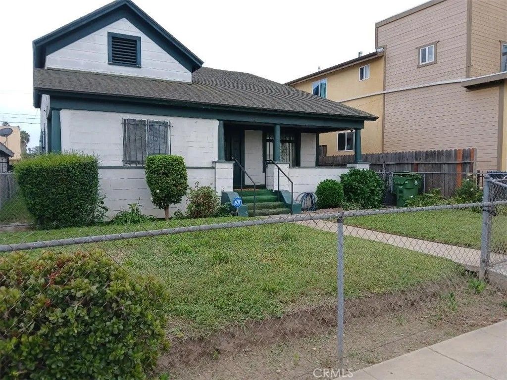 Photo of 940 W 78th St, Los Angeles, CA 90044 (MLS # PW26080739)