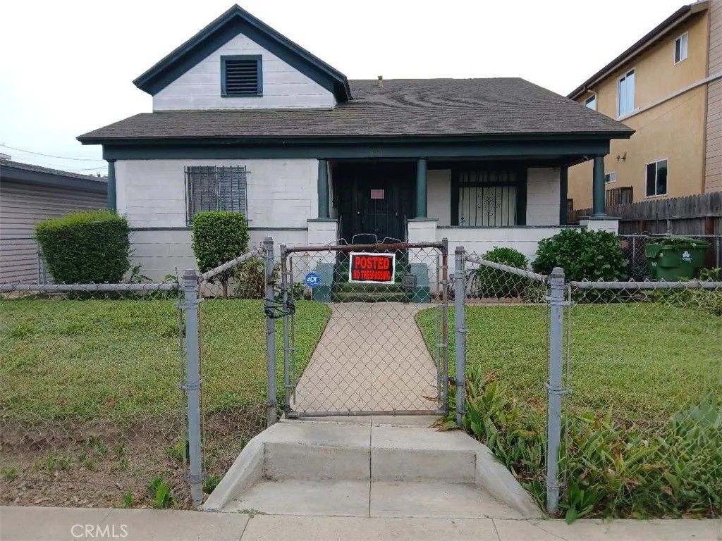 Photo of 940 W 78th St, Los Angeles, CA 90044 (MLS # PW26080739)