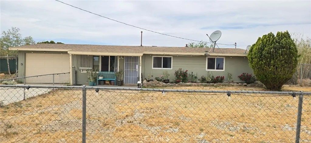 Photo of 10650 Trade Post Rd, Lucerne Valley, CA 92356 (MLS # HD26092103)