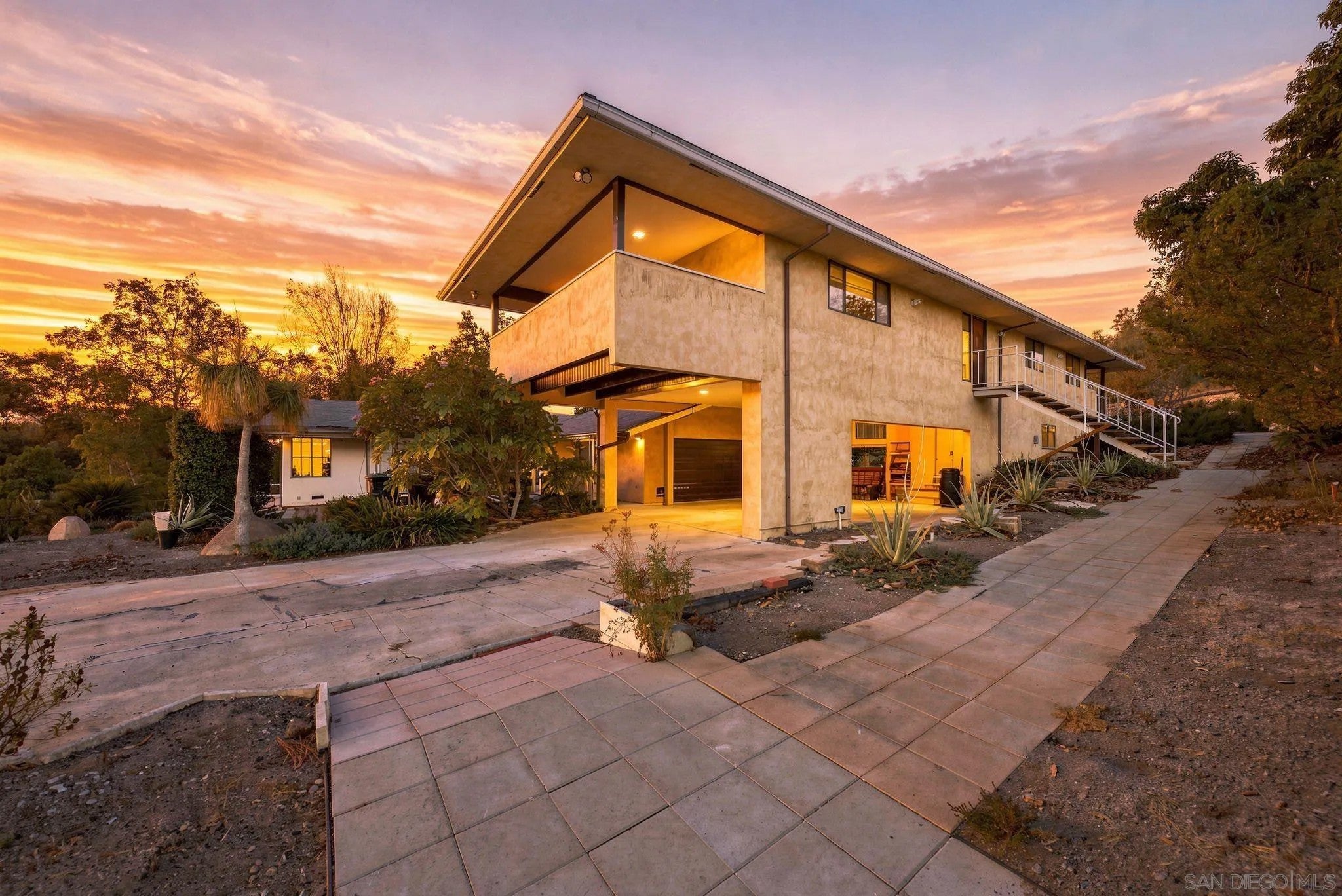 4940 Alzeda Dr
