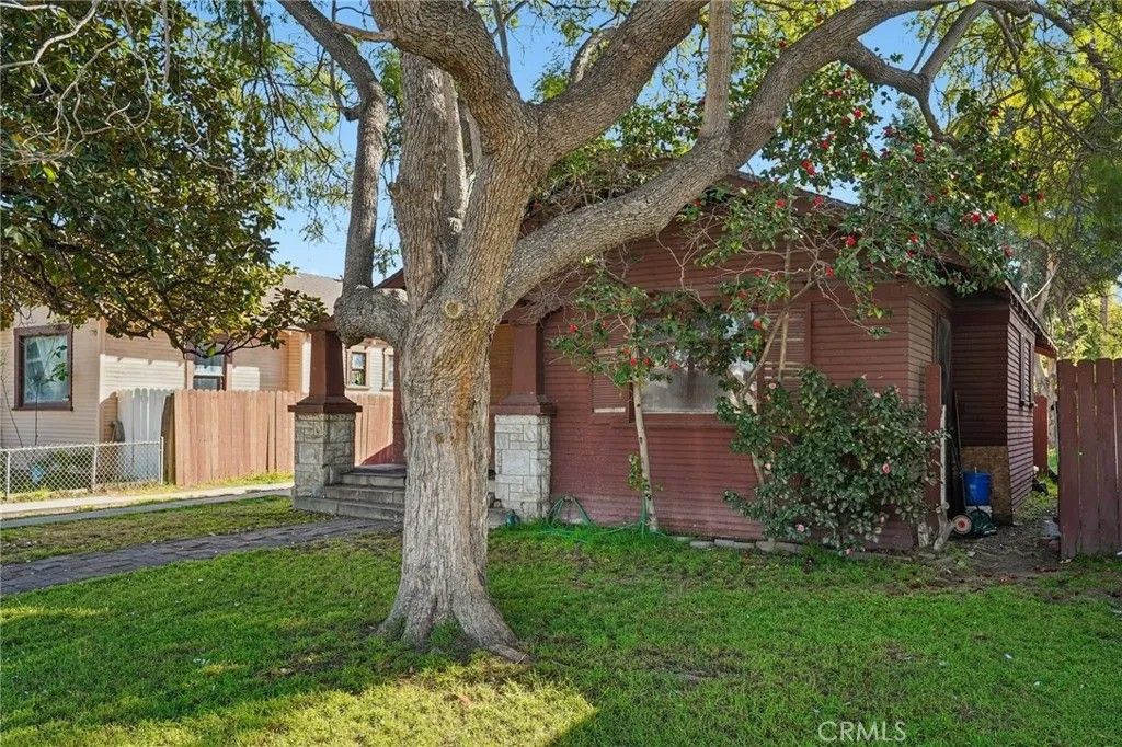 Photo of 1334 E 9th Street, Long Beach, CA 90813 (MLS # SR26023945)