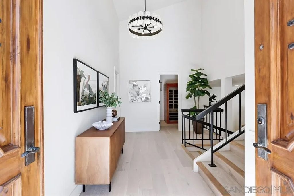 Photo of 2003 Caminito Circulo Norte, La Jolla, CA 92037 (MLS # 250044911)