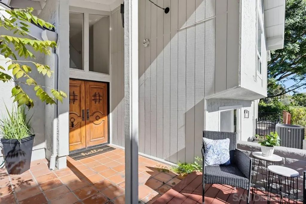 Photo of 2003 Caminito Circulo Norte, La Jolla, CA 92037 (MLS # 250044911)