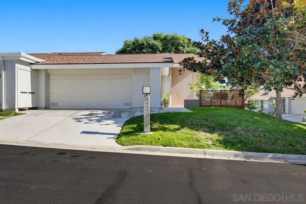 Photo of 2003 Caminito Circulo Norte, La Jolla, CA 92037 (MLS # 250044911)