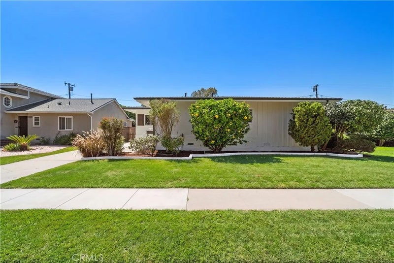 2929 N Studebaker