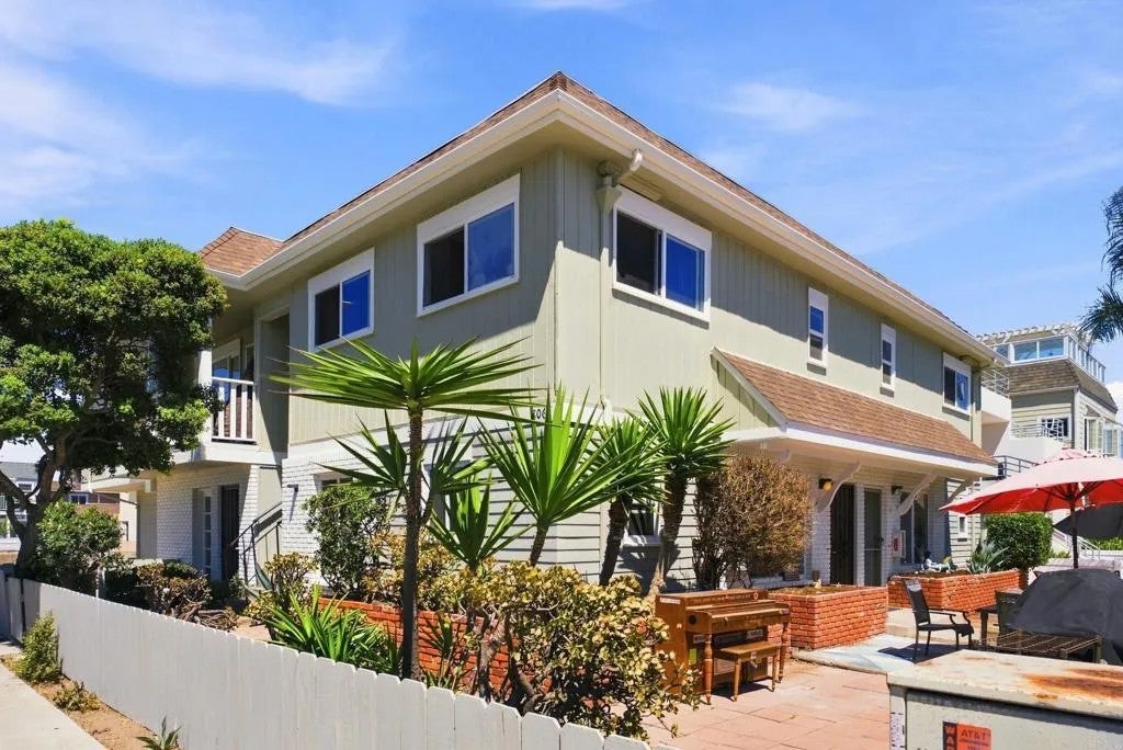 806 Manhattan Ct
