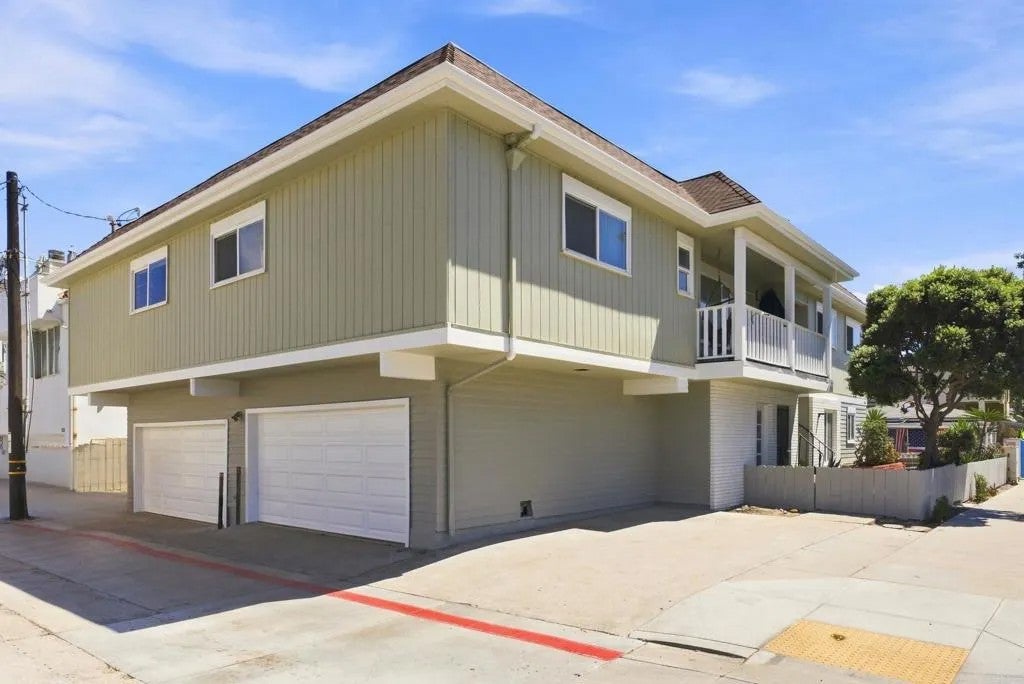 806 Manhattan Ct