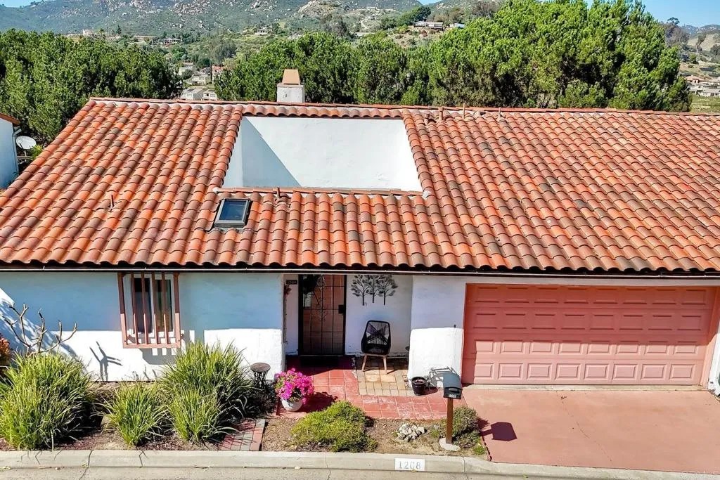 1208 La Paloma Glen