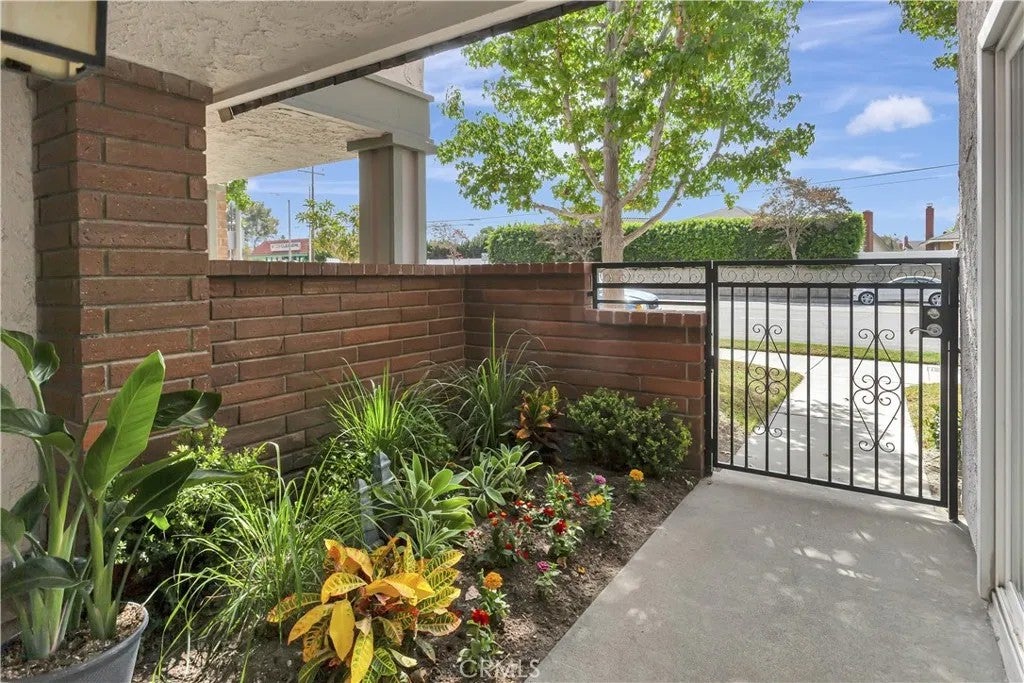 6907 Orangewood