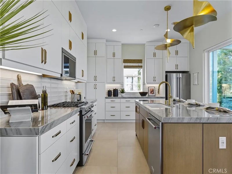 2445 Liv Way