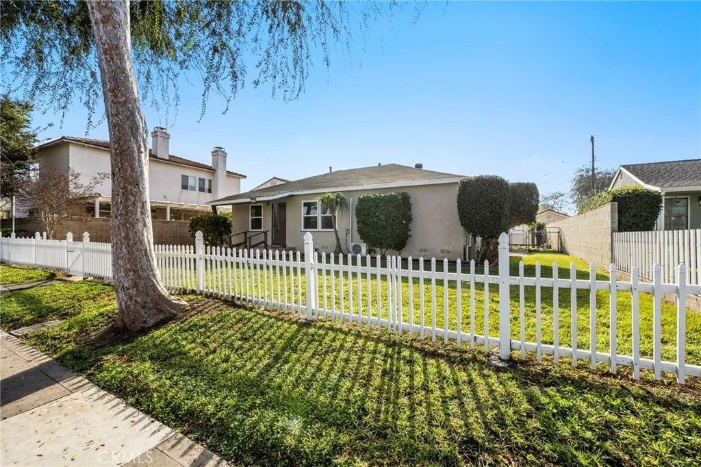Photo of 2100 W Valencia Drive, Fullerton, CA 92833 (MLS # OC25278024)
