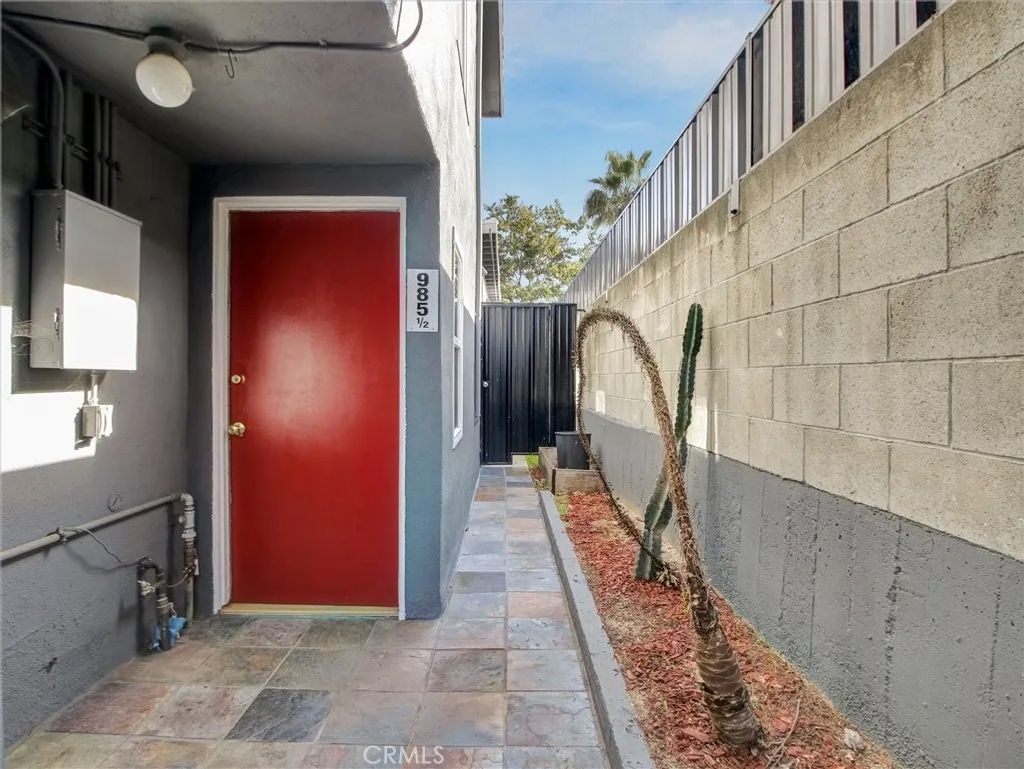 Photo of 985 Dexter Street, Los Angeles, CA 90042 (MLS # GD25277197)