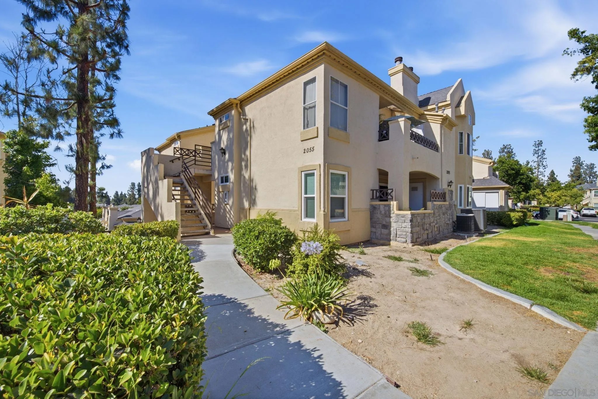 2055 Lakeridge 301