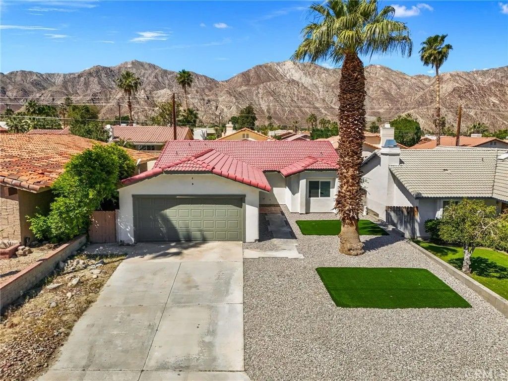 Photo of 53475 Avenida Bermudas, La Quinta, CA 92253 (MLS # OC26009602)