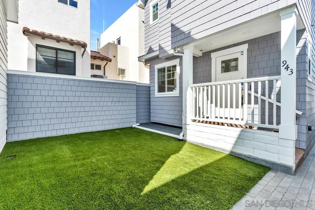943 F Avenue