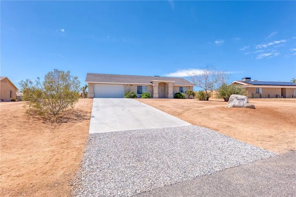 Photo of 58285 Caliente St, Yucca Valley, CA 92284 (MLS # JT26087924)